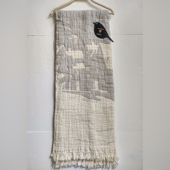 🎁Piscatextil Holiday Throw Blanket - Neutral Gray Holiday Village & Sleigh - Picture 11 of 12